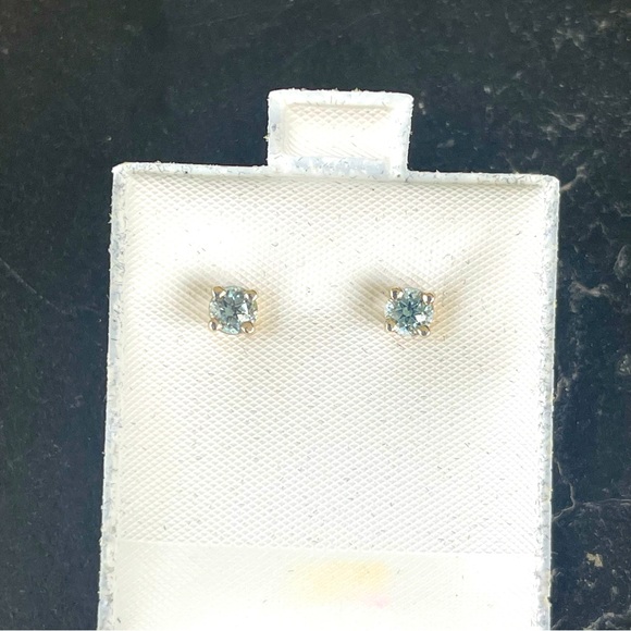 Aquamarine stud earrings set in sterling silver - Picture 1 of 7